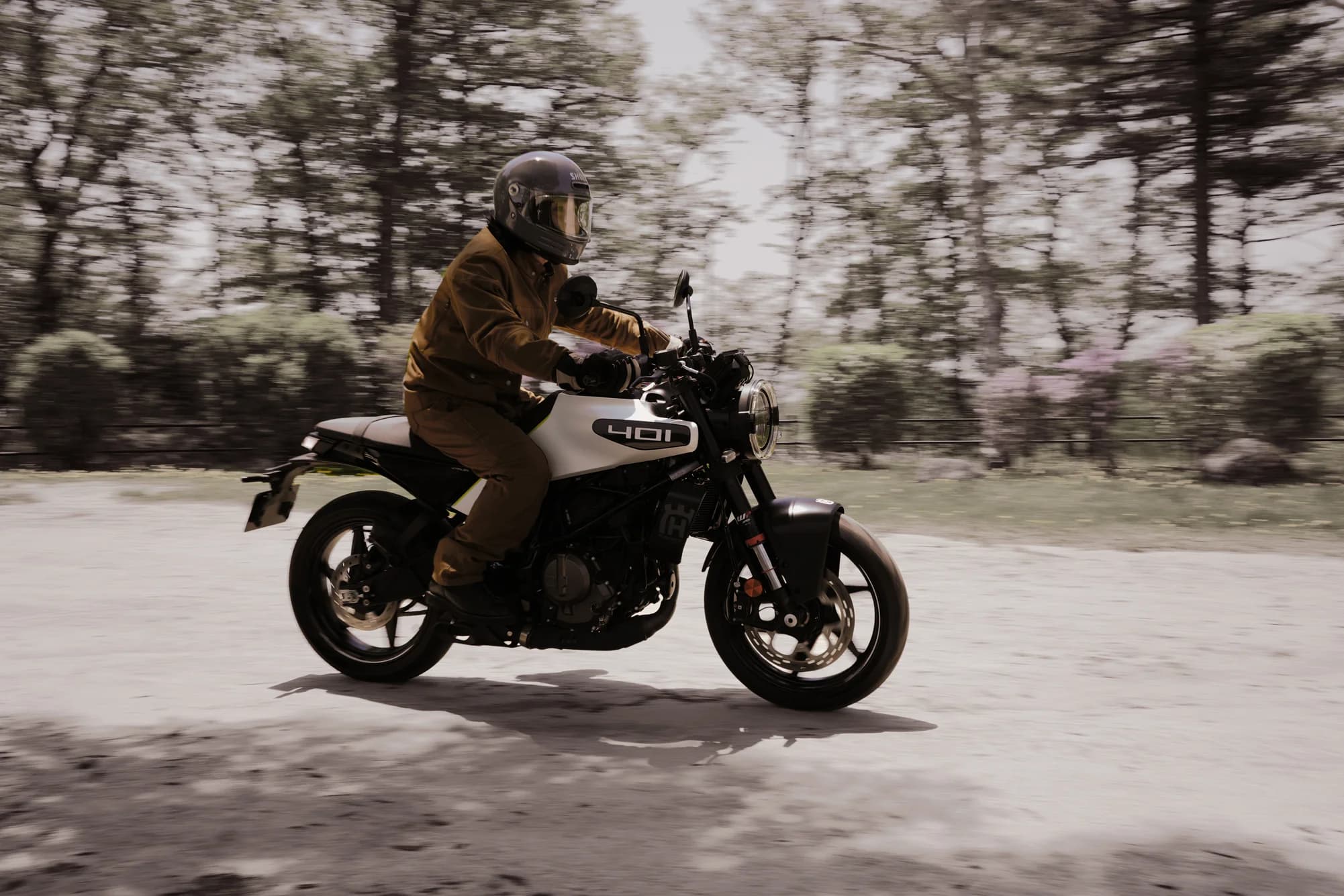 オートバイに乗り実走テストを行うライダー